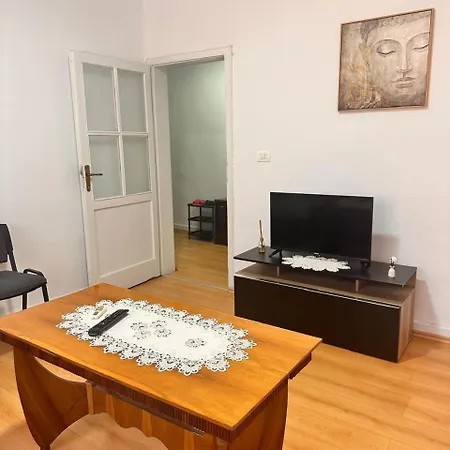 Apartment Hana's Perballe Drejtorise Se Policise